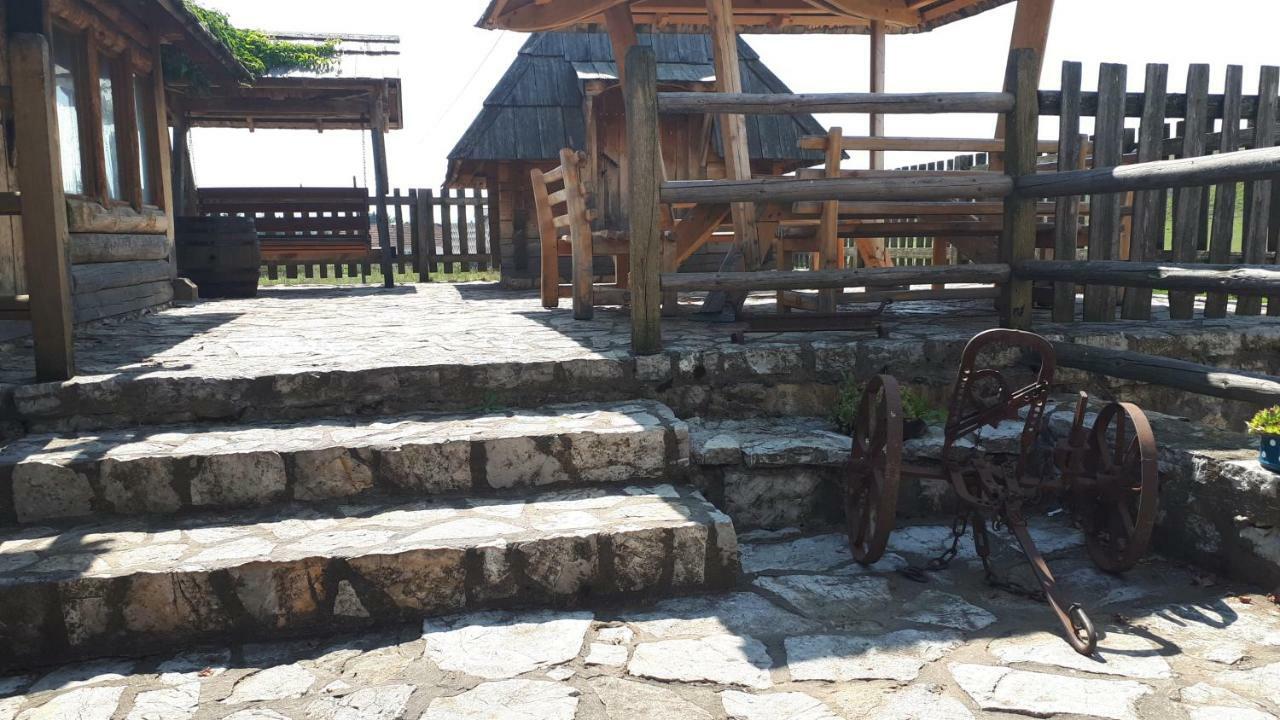 Konoba Ognjiste Bed & Breakfast Sokolac  Ngoại thất bức ảnh